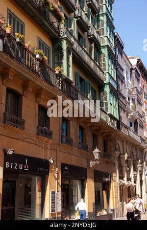 Bilbao, Spanien - 02. August 2022: Blick auf die Häuser in der Altstadt namens Casco viejo Stockfoto