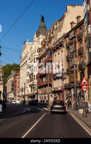 Bilbao, Spanien - 02. August 2022: Blick auf die Häuser in der Altstadt namens Casco viejo Stockfoto