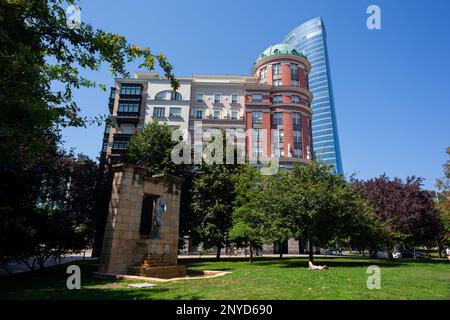 Bilbao, Spanien - 02. August 2022: Alte und moderne Architektur im Park Doña Casilda Iturrizar, Bilbao Stockfoto