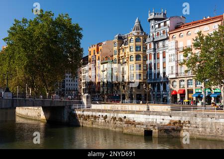 Bilbao, Spanien - 02. August 2022: Blick auf die Häuser am Fluss Nervion in der Altstadt namens Casco viejo Stockfoto