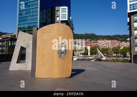 Bilbao, Spanien - 02. August 2022: Blick auf das Denkmal in den Isozaki Atea Towers Stockfoto