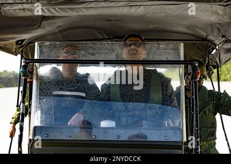 USA Marinekorps Gunnery Sergeant Julio Castellanos, ein TSC-Schreibtischoffizier bei den USA Marine Corps Forces, Süd, Captain eines kolumbianischen Marine Corps Kampfschiffes auf dem Atrato River nahe der kolumbianischen Marinebasis Turbo, Turbo, Kolumbien, 24. Januar 2023. USA Marinekorps, Lieutenant General David Bellon, Kommandeur der USA Marine Corps Forces, Süd und USA Die Reserve der Marinekorps, seine Mitarbeiter und die Führer des 4. Assault-Amphibienbataillons reisten nach Kolumbien, um sich mit der Führung des Infantería de Marina Colombiana (kolumbianisches Marinekorps) zu treffen, um die Partnerschaft zwischen den beiden Navi weiter zu stärken Stockfoto