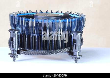 Nahaufnahme Neuer aktiver Intel Hochleistungs-CPU-Kühler mit Lüfter, Kupferplatte und Aluminiumrippe. Stockfoto