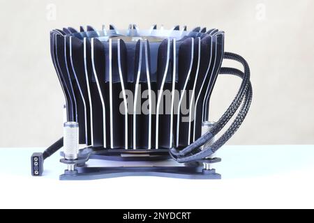 Nahaufnahme Neuer aktiver Intel Hochleistungs-CPU-Kühler mit Lüfter, Kupferplatte und Aluminiumrippe. Stockfoto