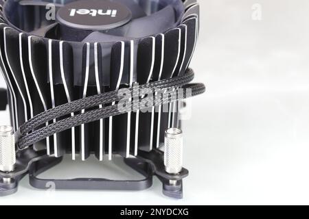 Nahaufnahme Neuer aktiver Intel Hochleistungs-CPU-Kühler mit Lüfter, Kupferplatte und Aluminiumrippe. Stockfoto