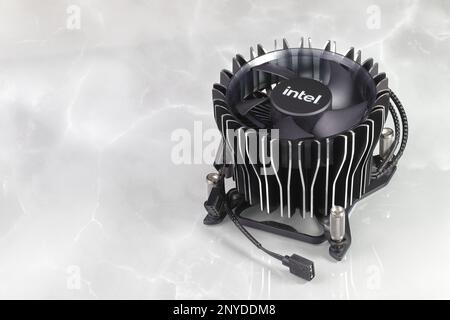 Nahaufnahme Neuer aktiver Intel Hochleistungs-CPU-Kühler mit Lüfter, Kupferplatte und Aluminiumrippe. Stockfoto