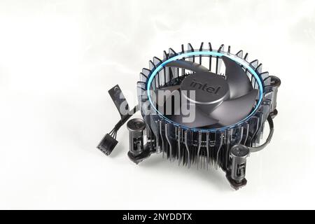 Neuer aktiver Intel Hochleistungs-CPU-Kühler mit Lüfter, Kupferplatte und Aluminiumrippe. Stockfoto