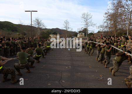 USA Marines mit 11. Marine Regiment, 1. Marine Division, Pull Humvees während einer jährlichen Saint Barbara's Day Feier im Marine Corps Base Camp Pendleton, Kalifornien, 12. Januar 2023. Artillerieregiments im Marinekorps feiern St. Barbara, die schutzpatronin der Artilleristen, mit Kameradschaften bauenden Veranstaltungen wie Regimentransport, Tauziehen, Staffelrennen und Humvee-Pull. Stockfoto