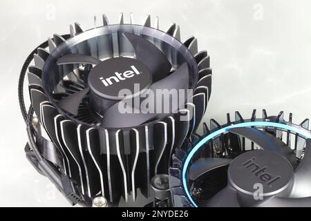 Nahaufnahme Neuer aktiver Intel Hochleistungs-CPU-Kühler mit Lüfter, Kupferplatte und Aluminiumrippe. Stockfoto