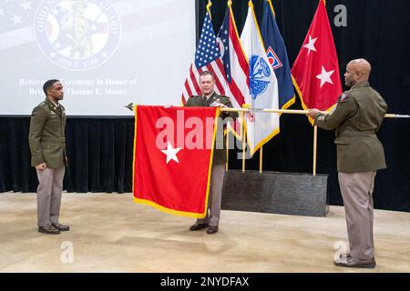 Brigg. General Thomas E. Moore II. Bereitet sich darauf vor, während seiner Ruhestandszeremonie mit Kapitän Derrick Moore, Left, Moores Adjutant-de-Camp, zum letzten Mal seine General-Officer-Flagge zu zerreißen. Und Kommandoleiter Major Sheldon Chambliss, Ohio Army National Guard State Command Sergeant Major, im Major General Robert S. Beightler Armory in Columbus, Ohio, 19. Januar 2023. Moore, ein Einheimischer aus Cumberland, Ohio, ging nach einer 33-jährigen Karriere in den Ruhestand, die einen Dienst im aktiven Dienst und in der Ohio Army National Guard umfasste, und gipfelte in seinem Einsatz als stellvertretender Generaladjutant der Armee von 2020 bis 2022. Stockfoto