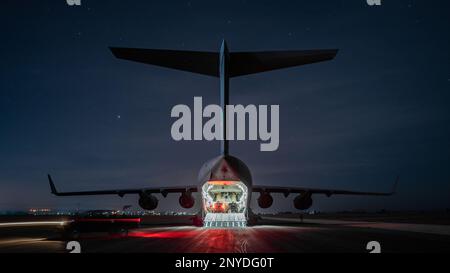 USA Soldaten der Spezialeinsatzkräfte bereiten sich vor, zwei gepanzerte Lastwagen aus den USA zu entladen Air Force C-17 Globemaster III, 8. Expeditonary Airlift Squadron während einer Counter-ISIS Train and Equip Fund Supply Mission in Nordost Syrien zugewiesen, 11. Januar 2023. CTEF ist ein finanziertes Programm, das den Partnerkräften Ressourcen zur Verfügung stellt, die bei der dauerhaften Niederlage des ISIS unter Operation inhärent Resolve helfen sollen. Stockfoto