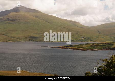 Blick über Loch Na Keal nach Ben More und die umliegenden Hügel, Mull, Schottland. UK Stockfoto