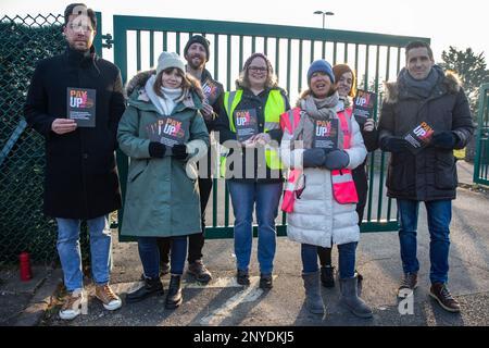 Slough, Großbritannien. 2. März 2023. Lehrer posieren vor der Baylis Court School für ein Foto bei einem Streik der National Education Union (neu). Die Lehrkräfte der NEU, der größten Lehrergewerkschaft Großbritanniens, streben nach einer vollständig finanzierten Lohnerhöhung über der Inflationsrate. Mehr als die Hälfte der Schulen in England waren während des ersten Streiks von NEU am 1. Februar entweder geschlossen oder teilweise geschlossen. Kredit: Mark Kerrison/Alamy Live News Stockfoto