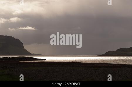 Ein einfarbiger Blick auf die Silhouette, Blick über Loch Na Keal auf das offene Meer mit Blick auf Creag Brimishgan und Eorsa Island, Mull, Schottland. UK Stockfoto