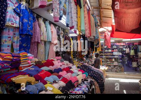 Blick auf den Bab al Bahrain Souk in Manama, das Königreich Bahrain, Millde East. Stockfoto