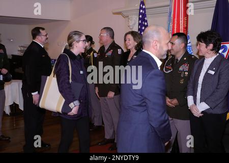 „Vielen Dank an alle für die anhaltende Unterstützung und Partnerschaft innerhalb der Gemeinschaft“, sagte Generalmajor Mark T. Simerly, kommandierender General der USA Armeekombiniertes Waffenstützungskommando. „Wir haben im letzten Jahr viel erreicht. Ich hoffe, dass wir unsere Partnerschaften weiter stärken und auch weiterhin etwas bewirken können.“ Das Kommando-Team der USA Das Army Combined Arms Support Command begrüßt die Führer der Gemeinde beim jährlichen Neujahrsempfang, um das vergangene Jahr zu feiern und die starke Bindung zwischen Fort Lee und den umliegenden Gemeinden zu bekräftigen. Stockfoto