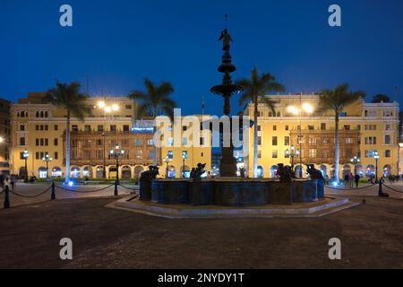 Plaza de Armas bei Nacht, Lima, Peru Stockfoto