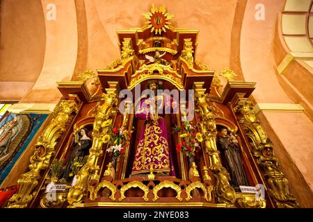 Basilika und Kloster der Jungfrau der Barmherzigkeit, Altar, Christus mit dem Heiligen Kreuz, Lima, Peru Stockfoto