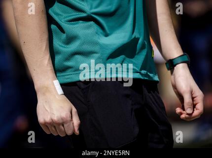 BAHRAIN - Lance Spaziergang (Aston Martin) bei der Ankunft am Bahrain International Circuit in der Wüstenregion Sakhir vor dem Bahrain Grand Prix. ANP SEM VAN DER WAL Stockfoto