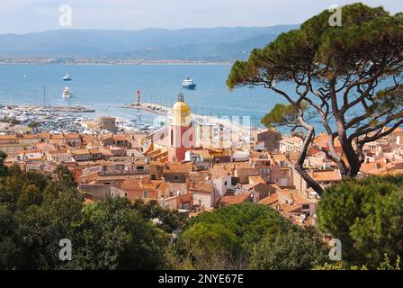 Blick auf Saint-Tropez und das Meer von der Zitadelle Stockfoto