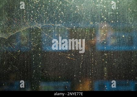 Fensterglas bedeckt mit Wassertropfen, die Morgensonne einfangen 1 Stockfoto
