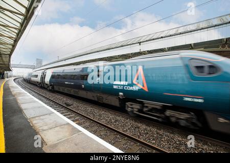 Avanti 390 Pendolino fährt durch Penrith North Lakes Station, mit Bewegungsunschärfe Cumbria Stockfoto