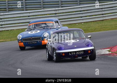 Adrian Gilbert, Lotus Elan S3, Chris Thompson, MG B, HSCC Historic Road Sports Championship, 20 Minuten Rennsport mit Produktionssport und Stockfoto