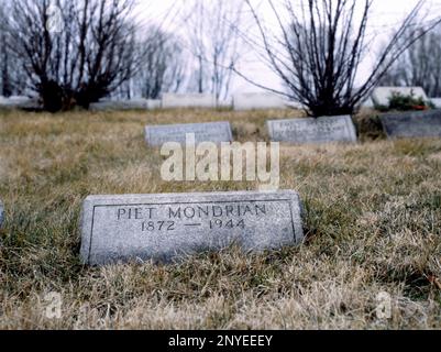 NEW YORK, USA-13. NOVEMBER 2016: Das Grab des weltberühmten niederländischen Malers Piet Mondrian auf dem Cypress Hills Cemetery; New York; USA Stockfoto
