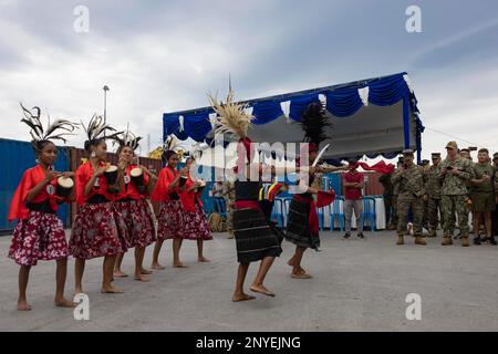 DILI, TIMOR-LESTE (10. FEBRUAR 2023) – USA Marines sind der 13. Marineexpeditionstruppe und den USA zugeteilt Navy Matrosen, die der Amphibienladerampe USS John P. Murtha (LPD 26) zugewiesen wurden, sehen sich einen Tanz des Volkes von Timor-Leste an, Februar 10. Zusammenarbeit über Wasser Bereitschaft und Ausbildung/Übung auf See Timor-Leste ist eine bilaterale Übung zwischen Timor-Leste und den Vereinigten Staaten, die darauf abzielt, die regionale Sicherheitszusammenarbeit zu fördern, maritime Partnerschaften aufrechtzuerhalten und zu stärken und die maritime Interoperabilität zu verbessern. Im 28. Jahr besteht die KARAT-Serie aus multinationalen Übungen, desi Stockfoto