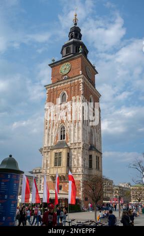 Blick auf die Marienkirche oder die Mariacki-Kirche, eine berühmte gotische Kirche auf dem Krakauer Hauptmarkt, Polen. Stockfoto