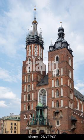 Blick auf die Marienkirche oder die Mariacki-Kirche, eine berühmte gotische Kirche auf dem Krakauer Hauptmarkt, Polen. Stockfoto