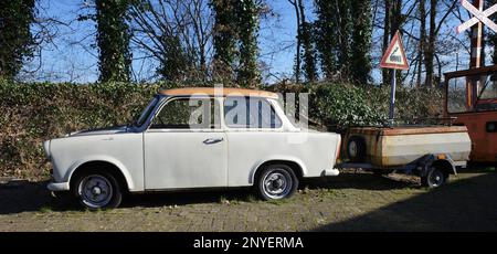 Lieren, Niederlande Februar 28 2023 ein alter Trabant 601 mit einem kleinen Anhänger. Dieses Auto wurde im DDR von 1964 bis 1990 gebaut. Stockfoto