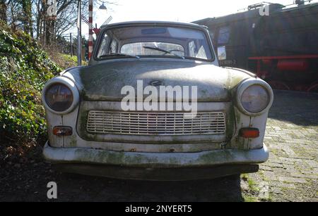 Lieren, Niederlande Februar 28 2023 an old Trabant 601. Dieses Auto wurde im DDR von 1964 bis 1990 gebaut. Stockfoto