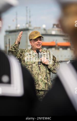 230222-N-TH560-0645 NORFOLK, VA (22. Februar 2023) – Chief of Naval Staff Vice ADM. Rick Cheeseman spricht mit Seeleuten während eines Telefongesprächs an Bord der Guided-Missile Destroyer USS Stout (DDG 55) am 22. Februar 2023. Cheeseman und Personal, Manpower und Training Fleet Master Chief Delbert Terrell Jr. besuchten Kommandos am Ufer der Naval Station Norfolk, um über Karriere, Bezahlung und Personaldienste zu sprechen. Stockfoto