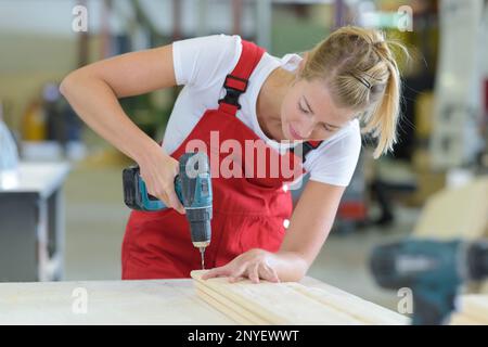 Zimmermannsbohren auf Holz Stockfoto