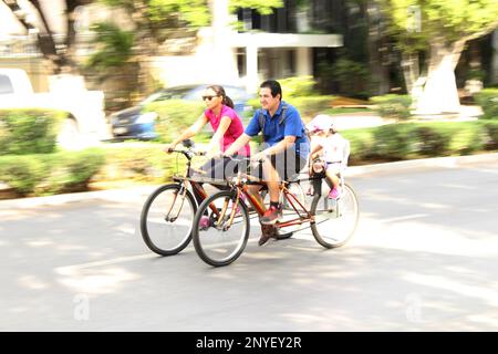 MERIDA, MEXIKO - 9. OKTOBER 2016 Radfahren am Sonntag auf dem Paseo de Montejo - Familie mit roten und blauen Hemden auf dem Quad Stockfoto