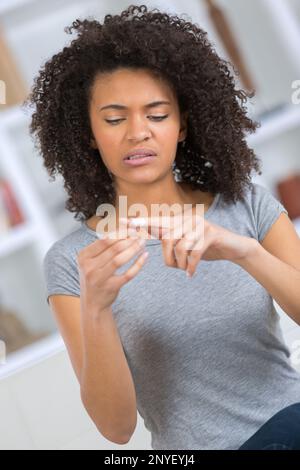 Junge Frau mit Fingerschmerzen Stockfoto