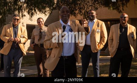 Darrell Green, NFL Hall of Fame, Ansprache von Mitgliedern und Familien des Luftwaffenstützpunkts Luke, 10. Februar 2023, Luke AFB, Arizona. Die NFL Hall of Fame besuchte Luke, um den Mitgliedern der Streitkräfte und ihren Familien im Rahmen einer Feier vor dem Super Bowl 2023 ihre Wertschätzung zu zeigen. Stockfoto