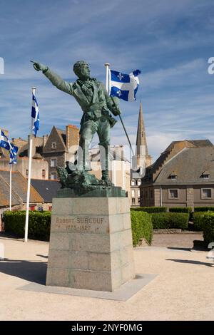 Statue von R. Surcouf von Alfred Caravaniez (1903). Saint-Malo (ummauerte Hafenstadt im Nordwesten Frankreichs am Ärmelkanal). Unterpräfektur der Stockfoto