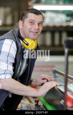 Portrait der männlichen Ingenieur arbeiten im Werk Stockfoto