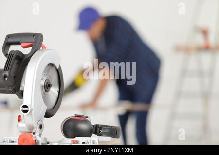 Einen Zimmermann, der Holzarbeiten in der Tischlerei macht Stockfoto