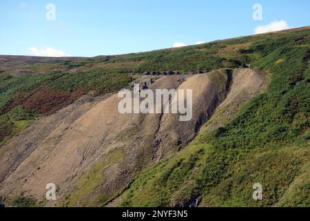 Abbauhaufen und alte Ruinen von Lead Mining Building in Gunnerside Gill, Swaledale im Yorkshire Dales National Park, Yorkshire, England, Großbritannien. Stockfoto