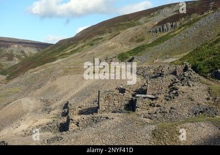 Die Ruinen der Old Bunton Level (Bunting) Level Lead Mining Buildings in Gunnerside Gill, Swaledale, Yorkshire Dales National Park, Yorkshire, England, Großbritannien Stockfoto