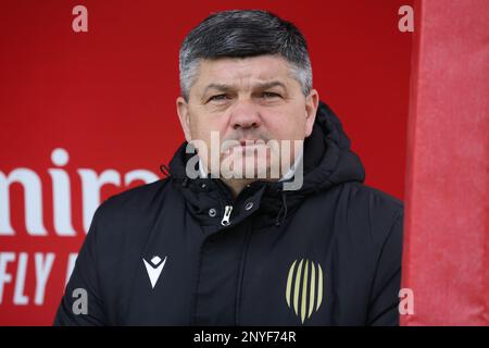 Mailand, Italien, 28. Februar 2023. Vitaliy Ponomarov Cheftrainer von Ruh Lviv sieht sich vor dem Start des Spiels der UEFA Youth League im Centro Sportivo Vismara in Mailand an. Der Bildausdruck sollte lauten: Jonathan Moscrop/Sportimage Stockfoto