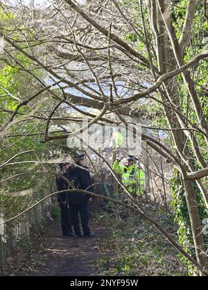 Brighton UK 2. . März 2023 - Polizeibeamte im Waldgebiet und in der Nähe des Hollingbury Golfplatzes in Brighton , wo die Überreste eines Babys bei der Suche nach dem vermissten Kind von Constance Marten und Mark Gordon gefunden wurden . In den letzten Tagen fand eine große Polizeidurchsuchung statt, um das Baby zu finden, nachdem die Eltern Constance Marten und Mark Gordon Anfang der Woche in Brighton verhaftet wurden : Credit Simon Dack / Alamy Live News Stockfoto