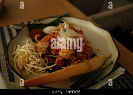 Ein großer Teller Pad thai mit wunderschöner Präsentation Stockfoto