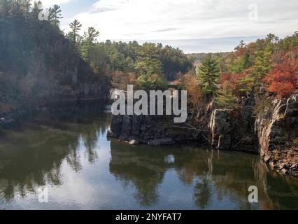 Wunderschöner Blick auf die St. Croix River und Angle Rock im Interstate State Park an einem Herbsttag in Taylors Falls, Minnesota, USA. Stockfoto