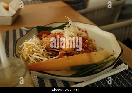 Ein großer Teller Pad thai mit wunderschöner Präsentation Stockfoto