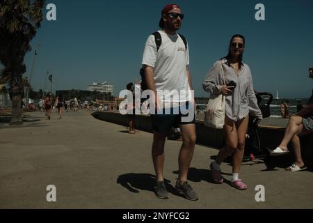 Ein Foto, das an einem sonnigen Tag in St. Kilda Beach, Victoria, aufgenommen wurde. Es war ein geschäftiger Tag, voller Menschen und Aktivitäten. Stockfoto