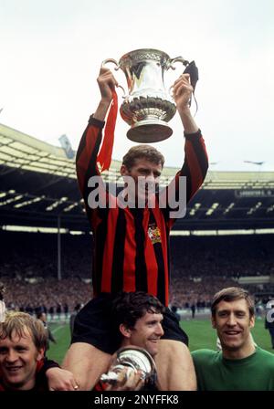 Dateifoto vom 26.-04-1969 von Manchester City Captain Tony Book on Mike Doyle's Shoulders zur Feier des FA-Cup-Sieges. Tommy Doyle, Mittelfeldspieler von Sheffield United, träumt davon, seinen berühmten Großvätern nachzueifern, indem er in Wembley spielt. Die Leihmutter von Manchester City hat Videoaufnahmen seines väterlichen Großvaters Mike Doyle und seines mütterlichen Großvaters Glyn Pardoe gesehen, die in den späten 1960er und 1970er Jahren in Wembley for City spielten. Ausgabedatum: Donnerstag, 2. März 2023. Stockfoto